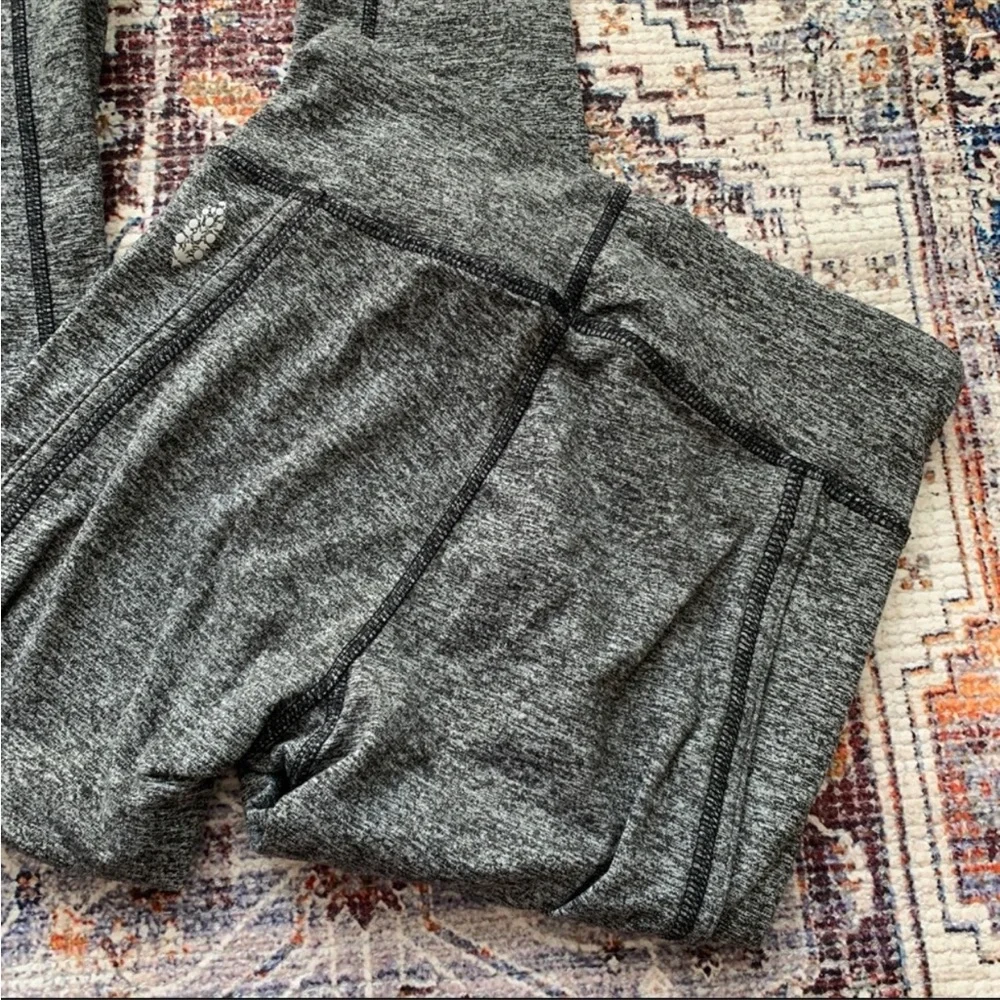Women’s XS FREE PEOPLE Movement Infinity Heathered Gray Cropped Leggings‎
